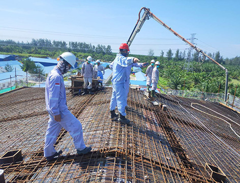 【海外战疫】印尼明古鲁燃煤电厂运行营地工程项目业主公寓楼顺利封顶 (3).jpg