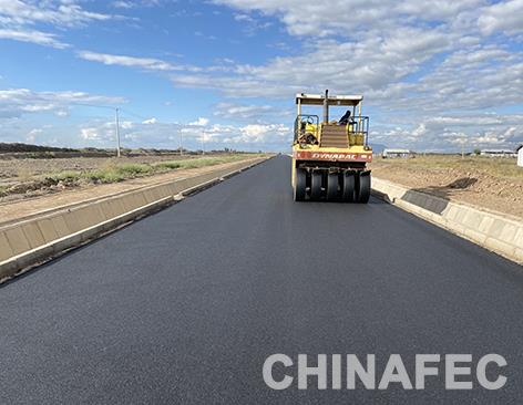 坎贡多道路顺利完成主路沥青摊铺-路面碾压-路小强.jpg