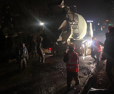 夜间道路混凝土浇筑.jpg