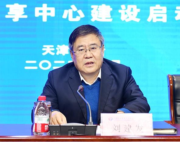 公司党委书记、董事长刘建发出席会议并讲话.jpg