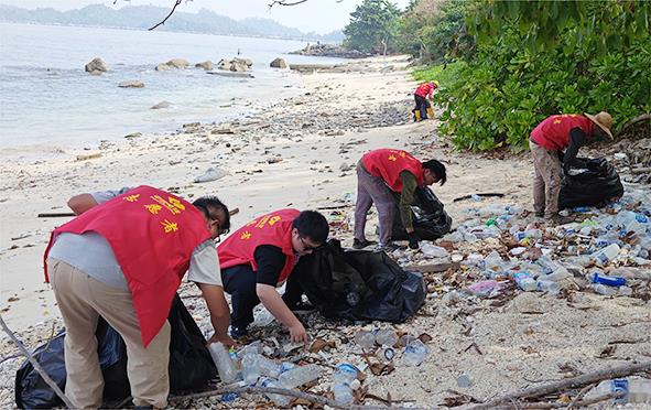 水电基础局沙巴项目部青年志愿者“海滩大清理”活动2.jpg